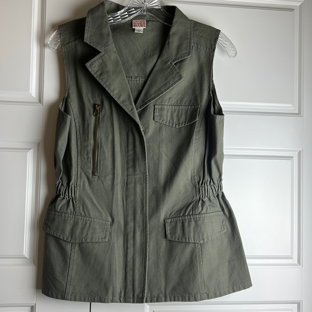 New without tag-Women Canyon River Vest Blues Vest size M